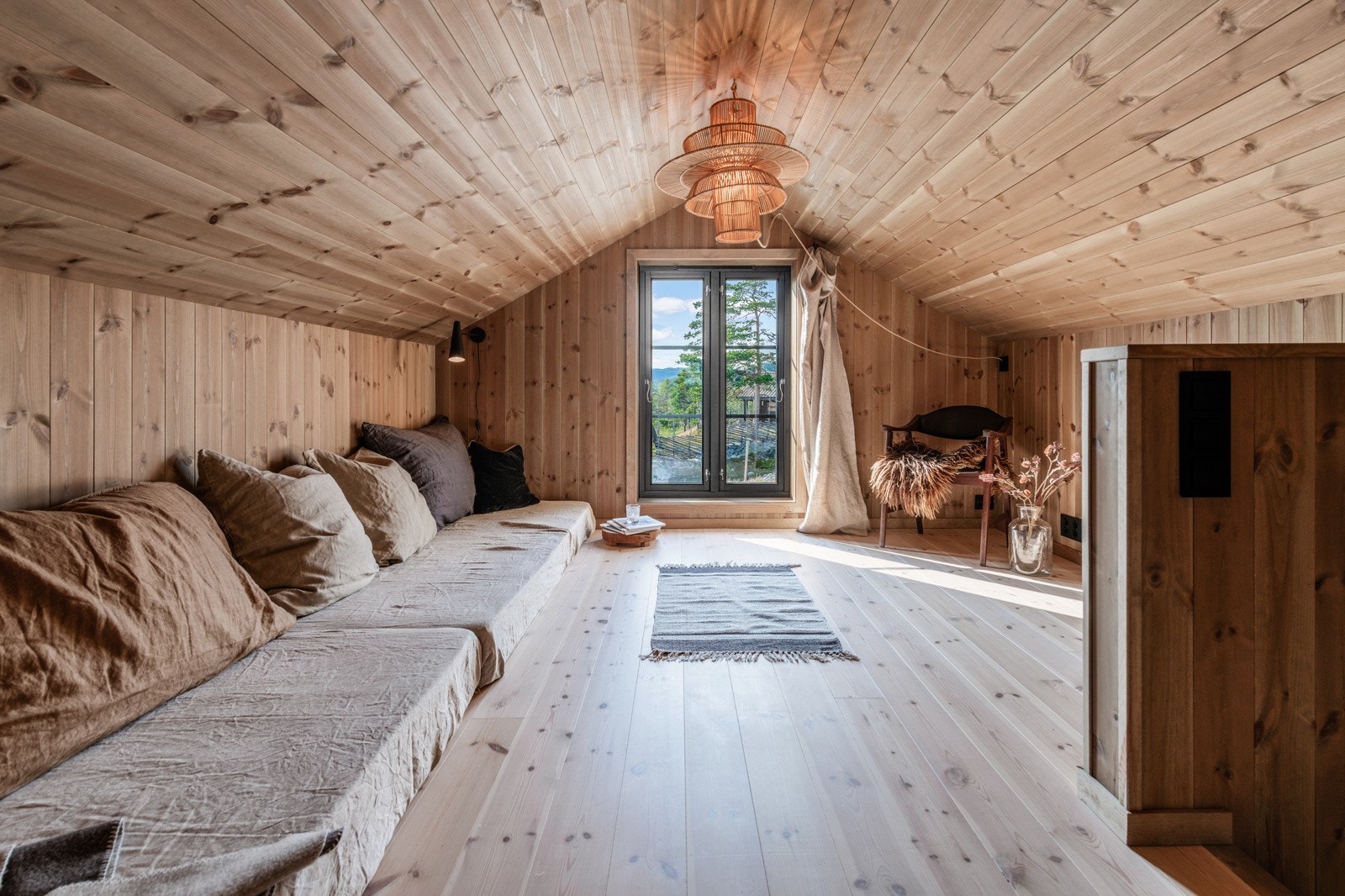 Loftstuen med god plass for barna/ungdommen å ha sin egen avdeling Galleribilde