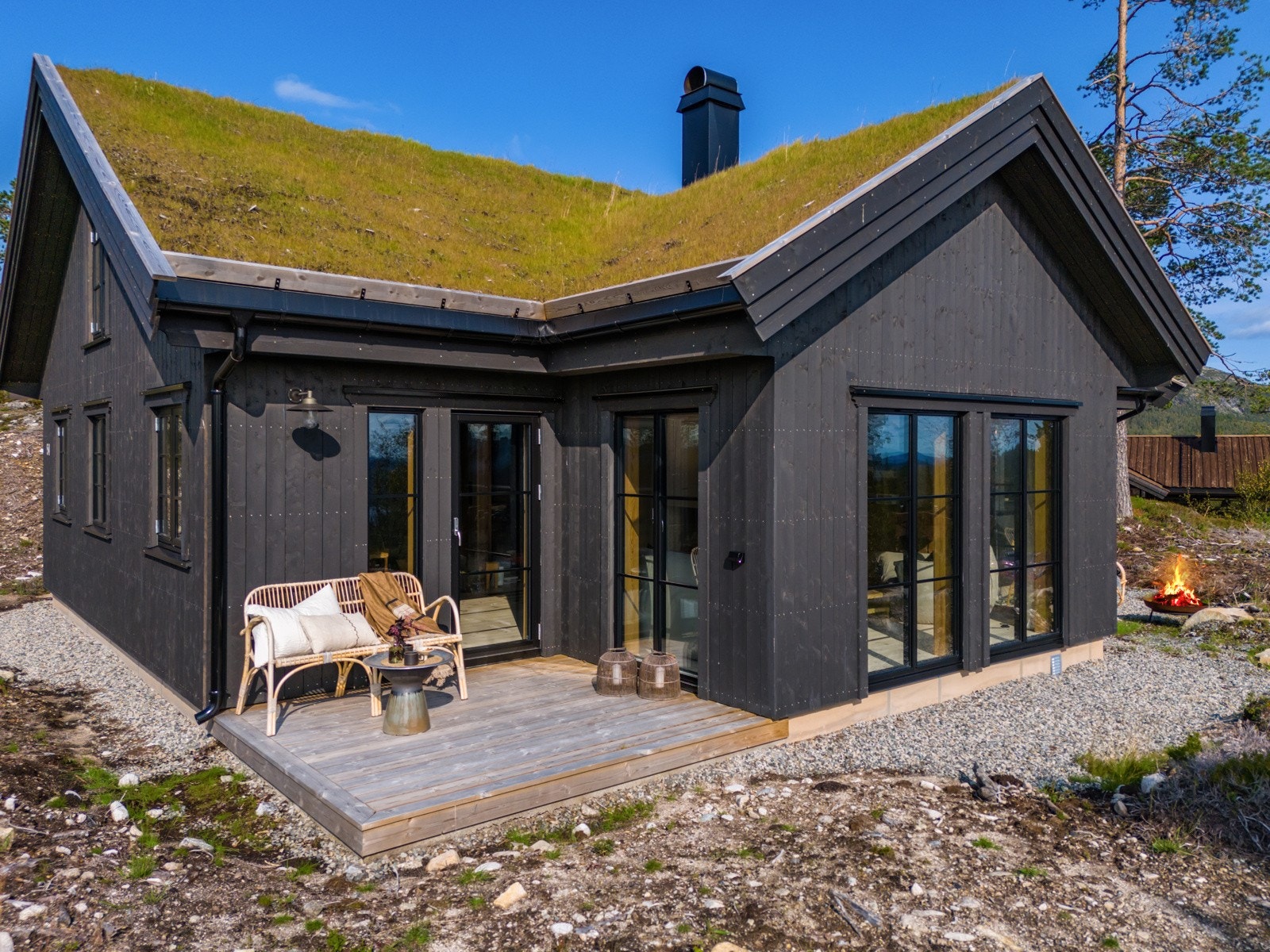 Hytta har to koselige og lune uteplasser Galleribilde