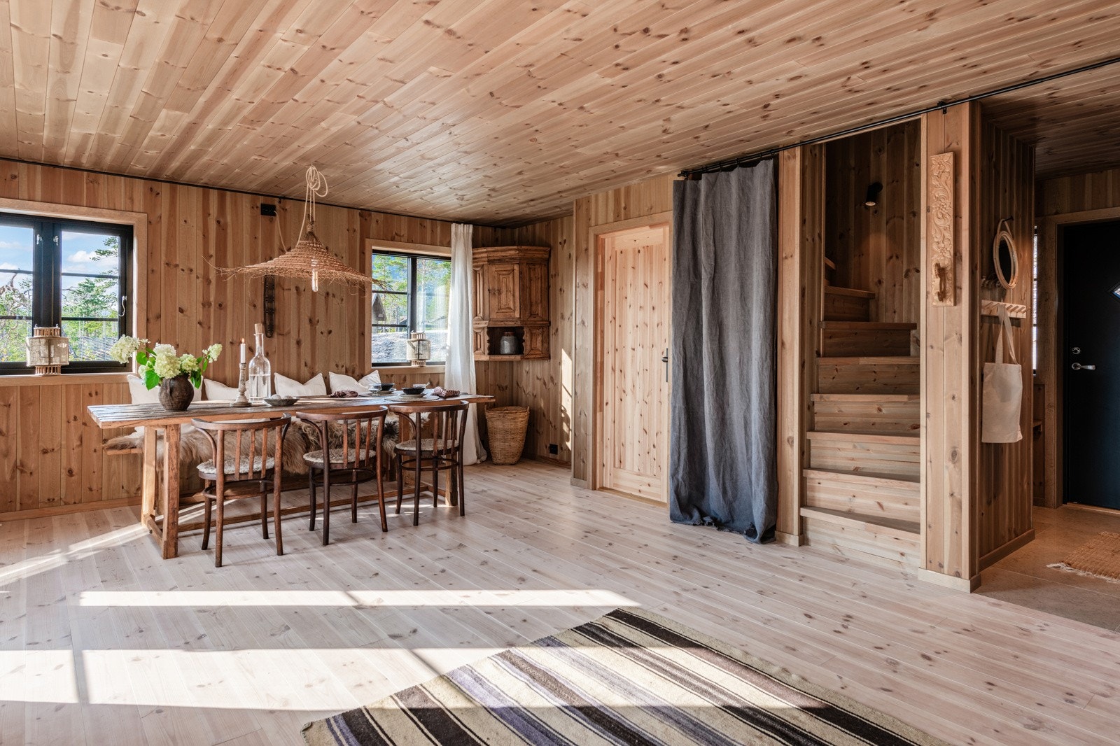 God plass til stor spisestuegruppe Galleribilde