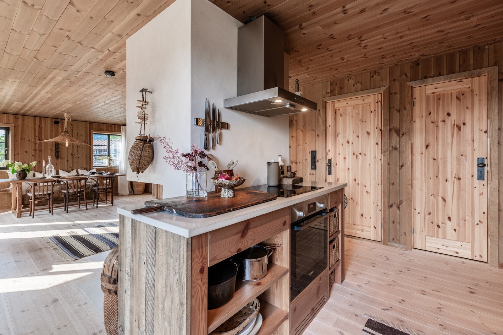 Praktisk kjøkkenløsning med integrerte hvitevarer Galleribilde