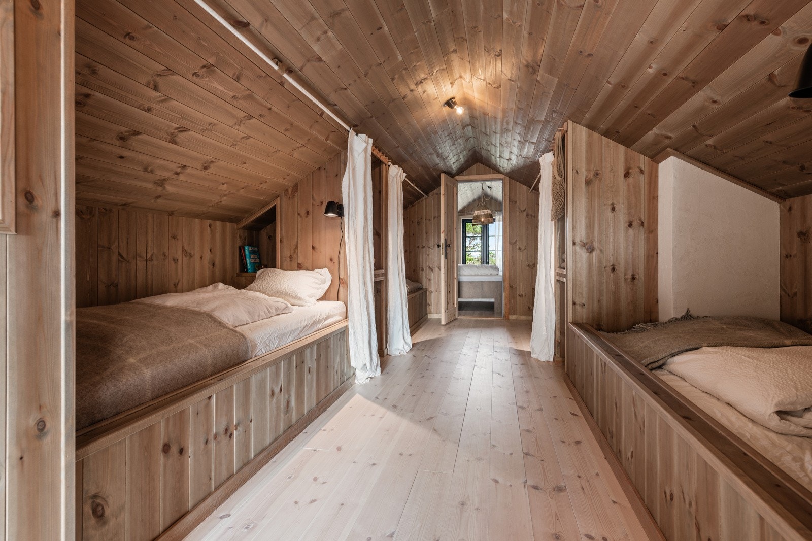 Mellom loftstuen og det disponible rommet er det 4 plassbygde senger Galleribilde