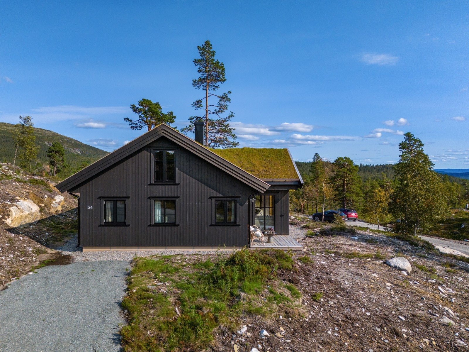 Det er biloppstillingsplasser til flere biler Galleribilde