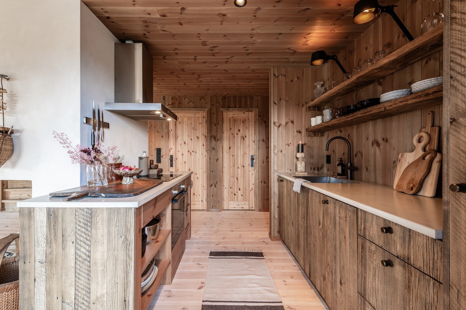Spesiallaget kjøkken som passer perfekt sammen med resten av hytta Galleribilde