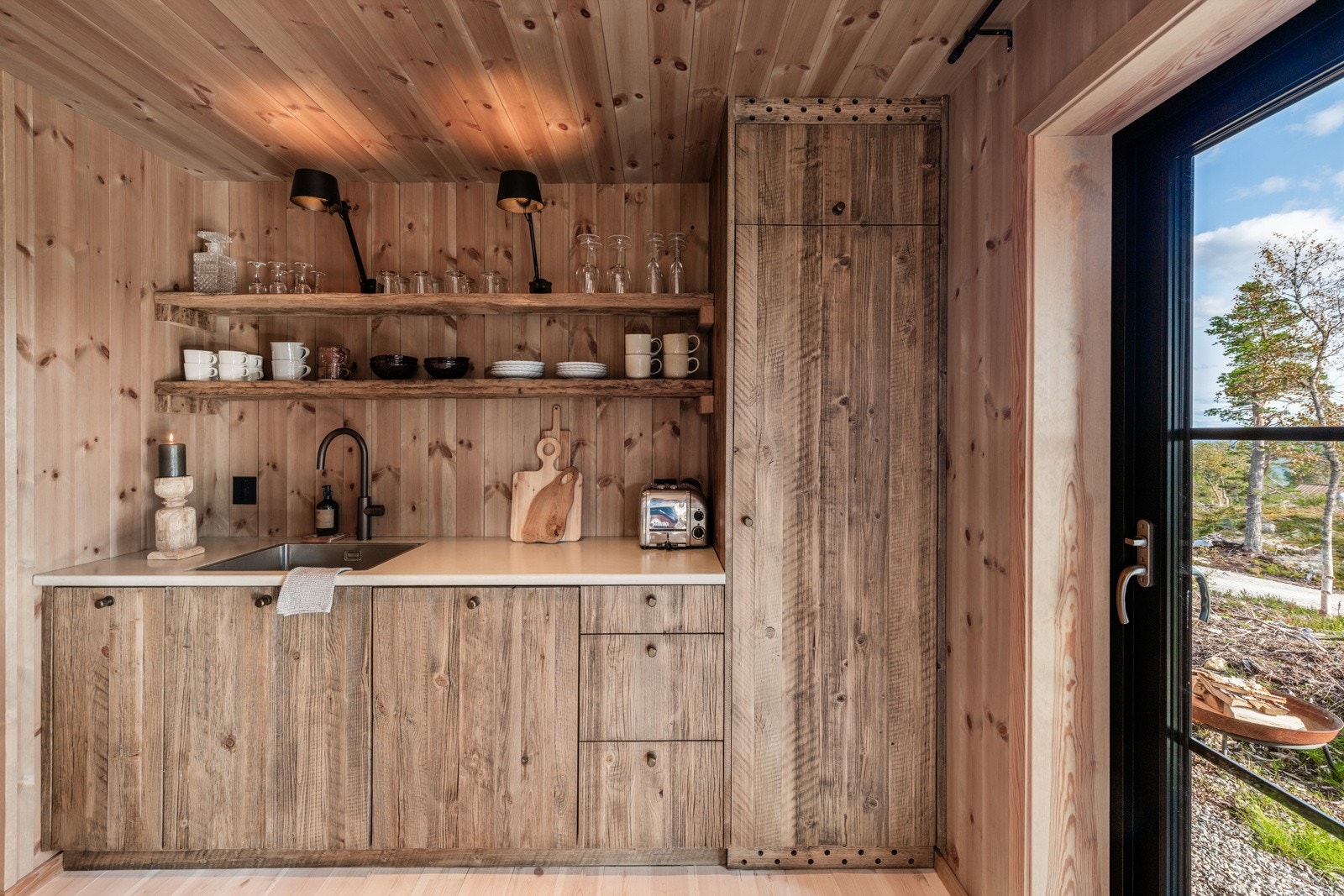 Kjøkken med innredning i drivved Galleribilde