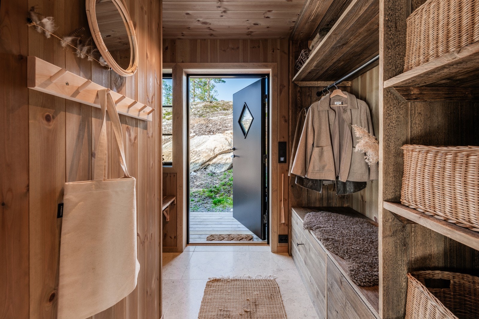 Inngangspartiet med god plass til å henge fra seg ytterklærne Galleribilde