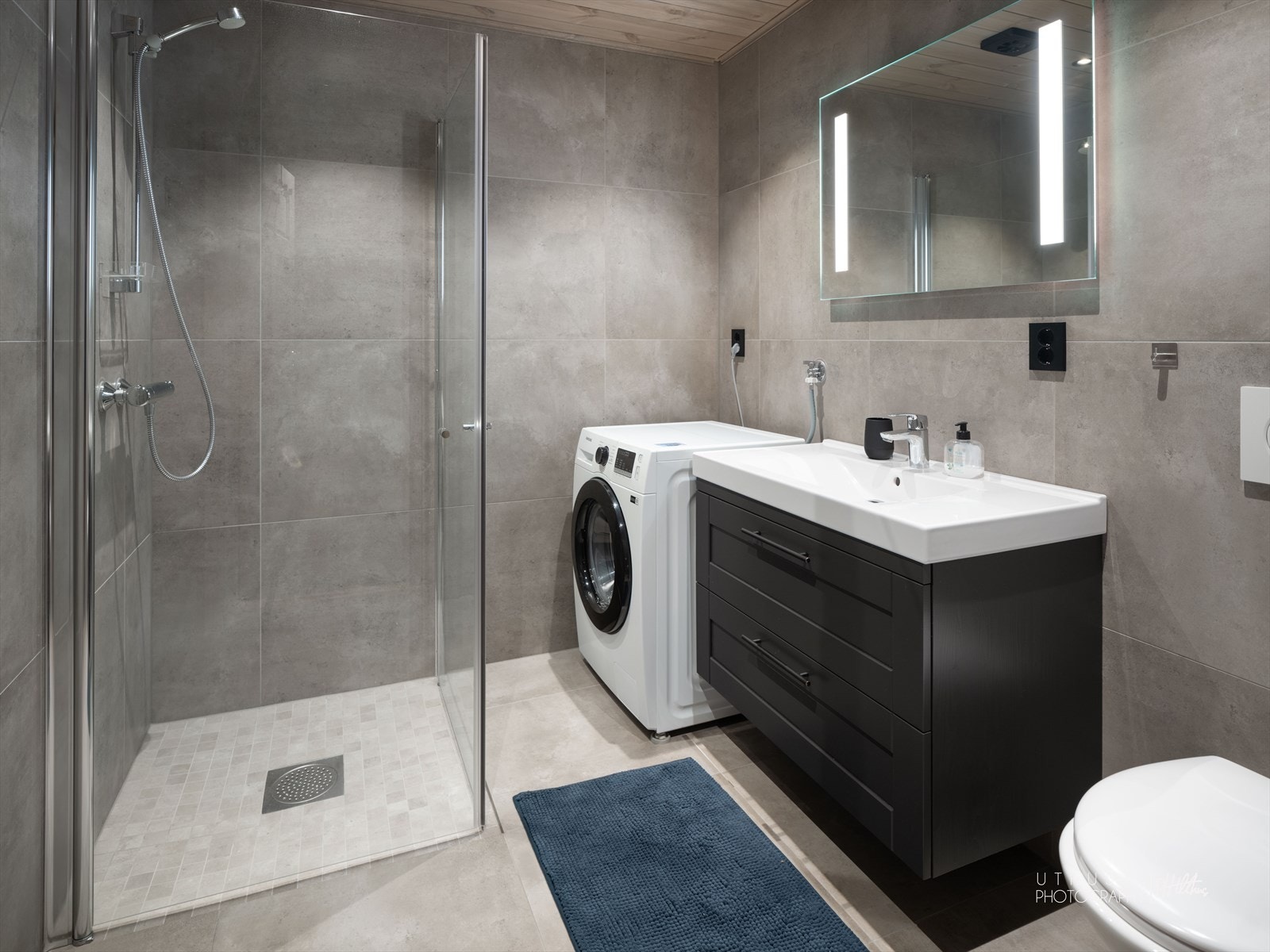 Bad 1: Pent flislagt bad med dusjhjørne. Opplegg for vaskemaskin. El vifte montert i tak. Galleribilde