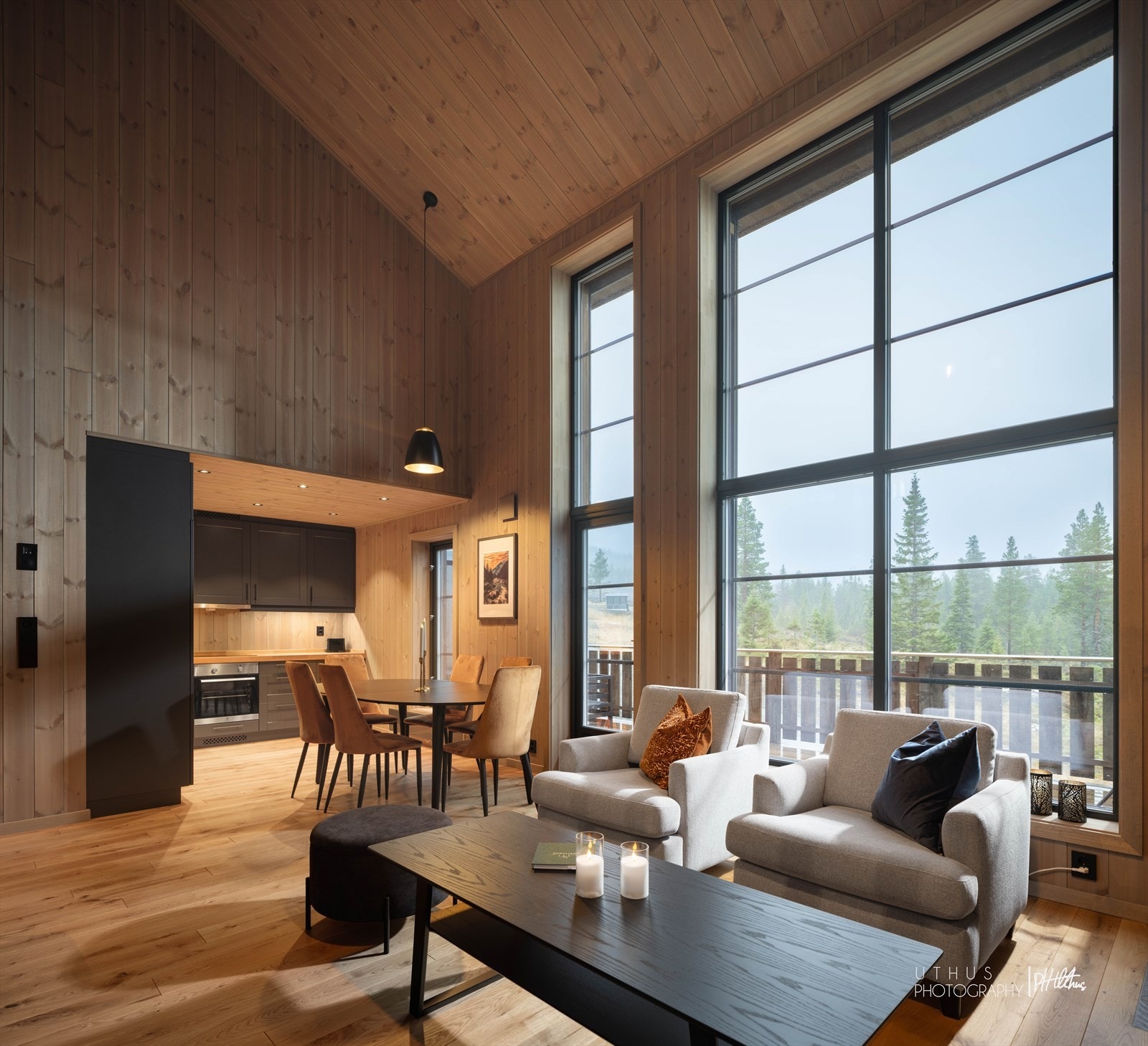 Stuen og spisestue har god takhøyde og med vinduer fra gulv til tak. Galleribilde