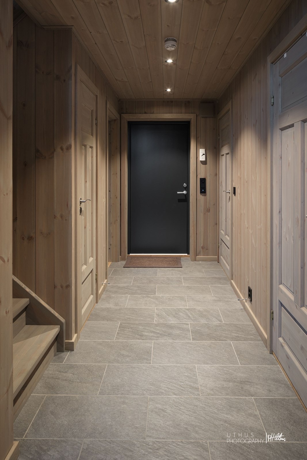 Gangen er romslig med god garderobeplass i bod ved og under trapp. Varme i gulv der det er fliser. Galleribilde