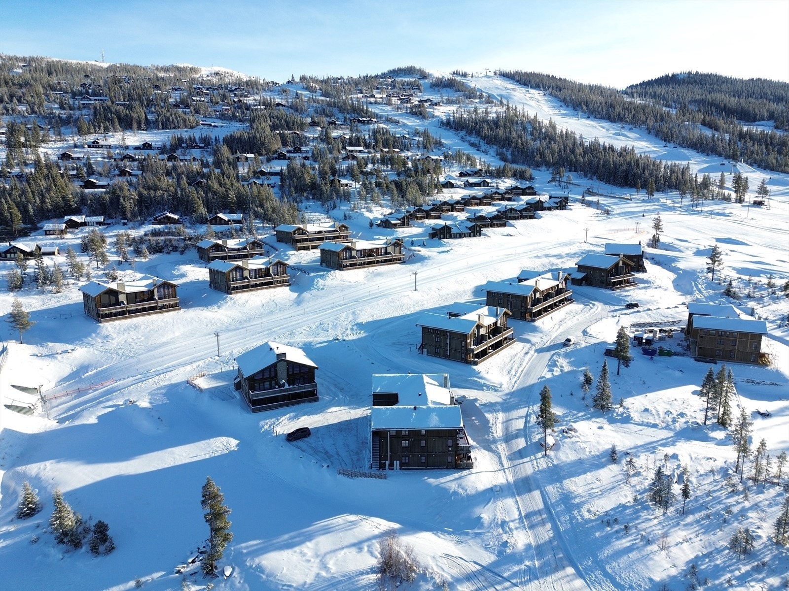 Leiligheten ligger rett ved tilfarerløypa til bakken så her kan du spenne på deg alpinskiene fra ytterveggen. Galleribilde