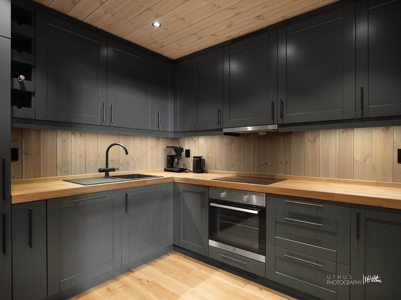 Pent kjøkken med innredning profilerte mørke fronter i et moderne design. Galleribilde