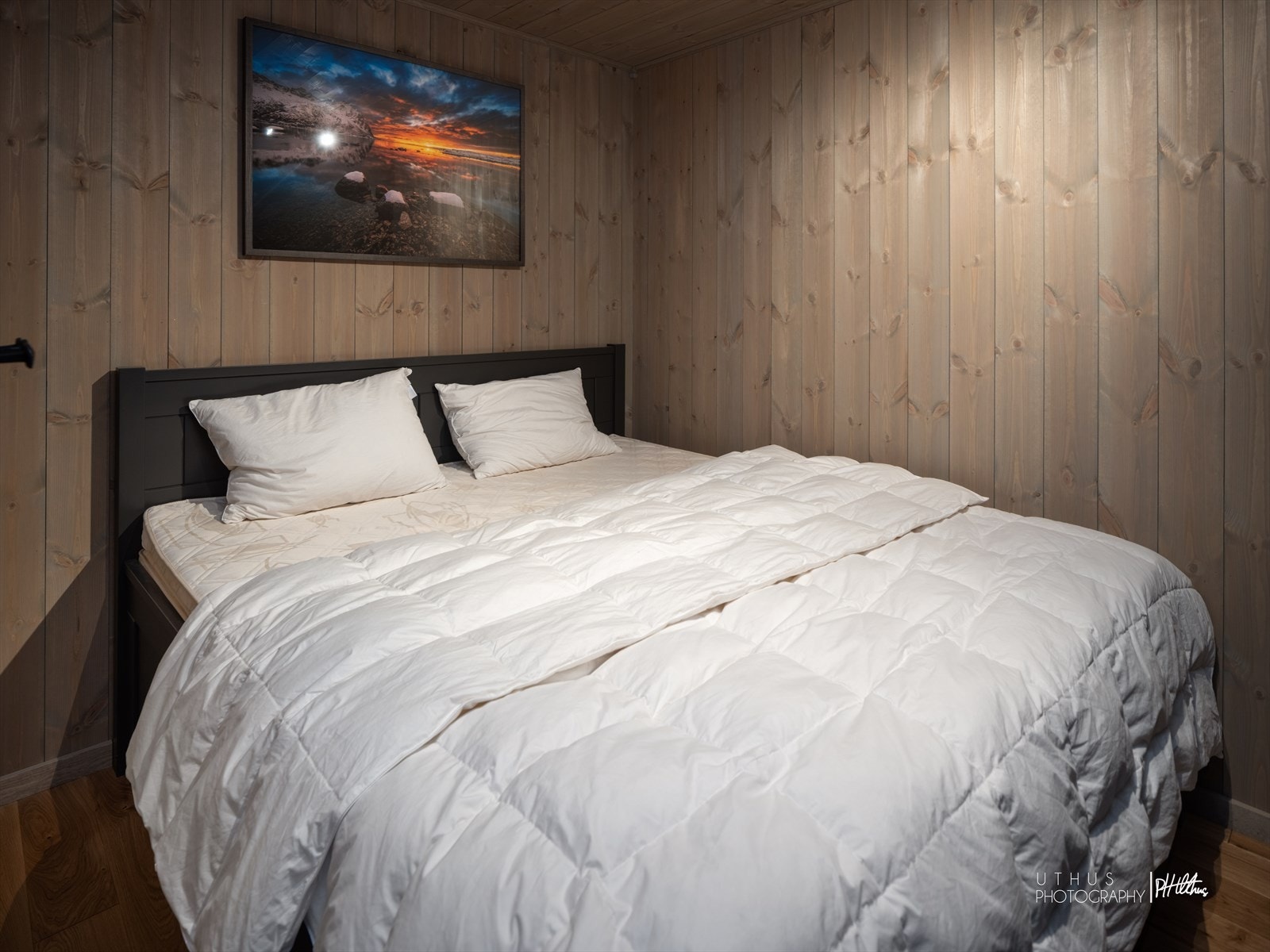 Soverom 1. Leiligheten har totalt 4 gode soverom, 2 i første etasje og 2 i andre etasje. Galleribilde