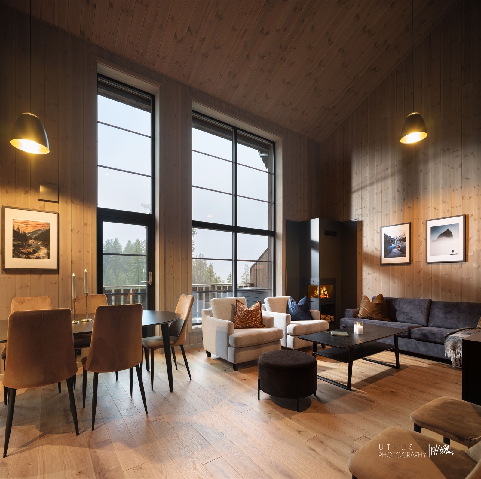 Takhøyden og de store vindusflatene gir en god og romslig romfølelse. Fra stua er et utgang til en stor terrasse. Galleribilde