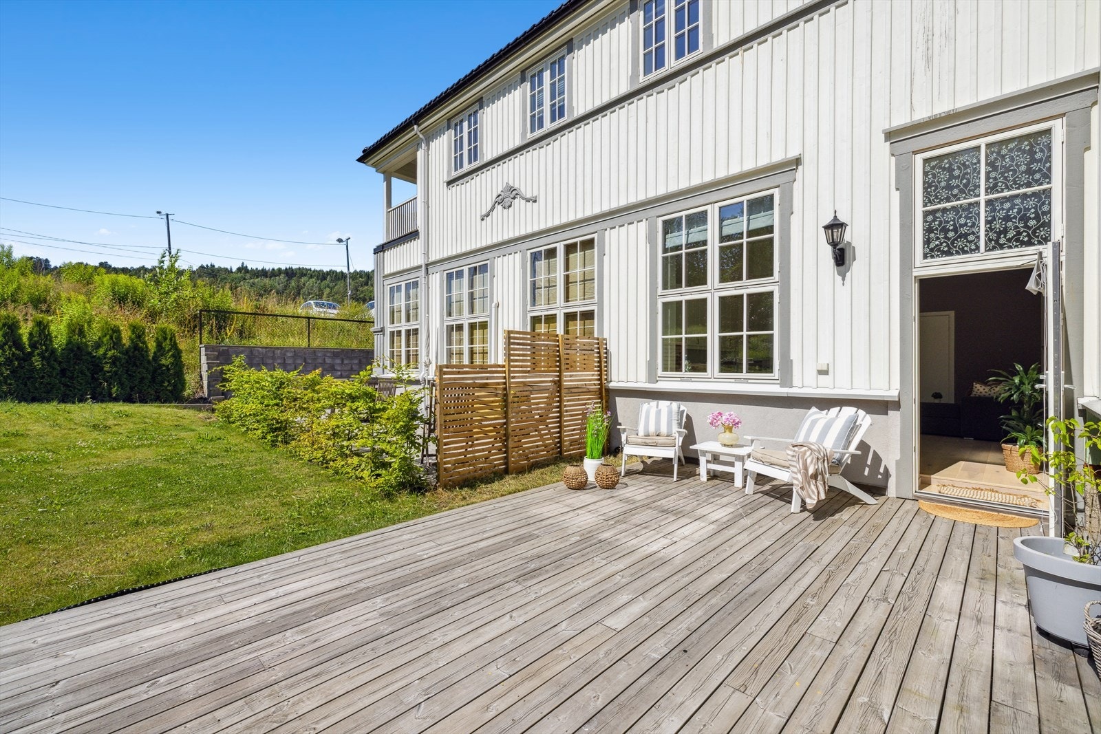Solrik terrasse med god plass til utemøbler Galleribilde