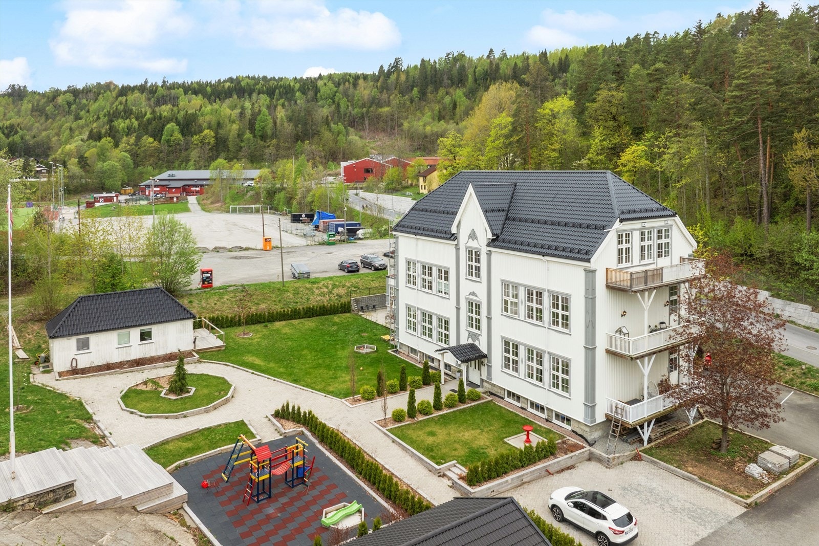 Leiligheten er ombygget i 2017 fra et gammelt skolebygg som ble oppført i 1917. Bygningen er sefrak-listet. Galleribilde