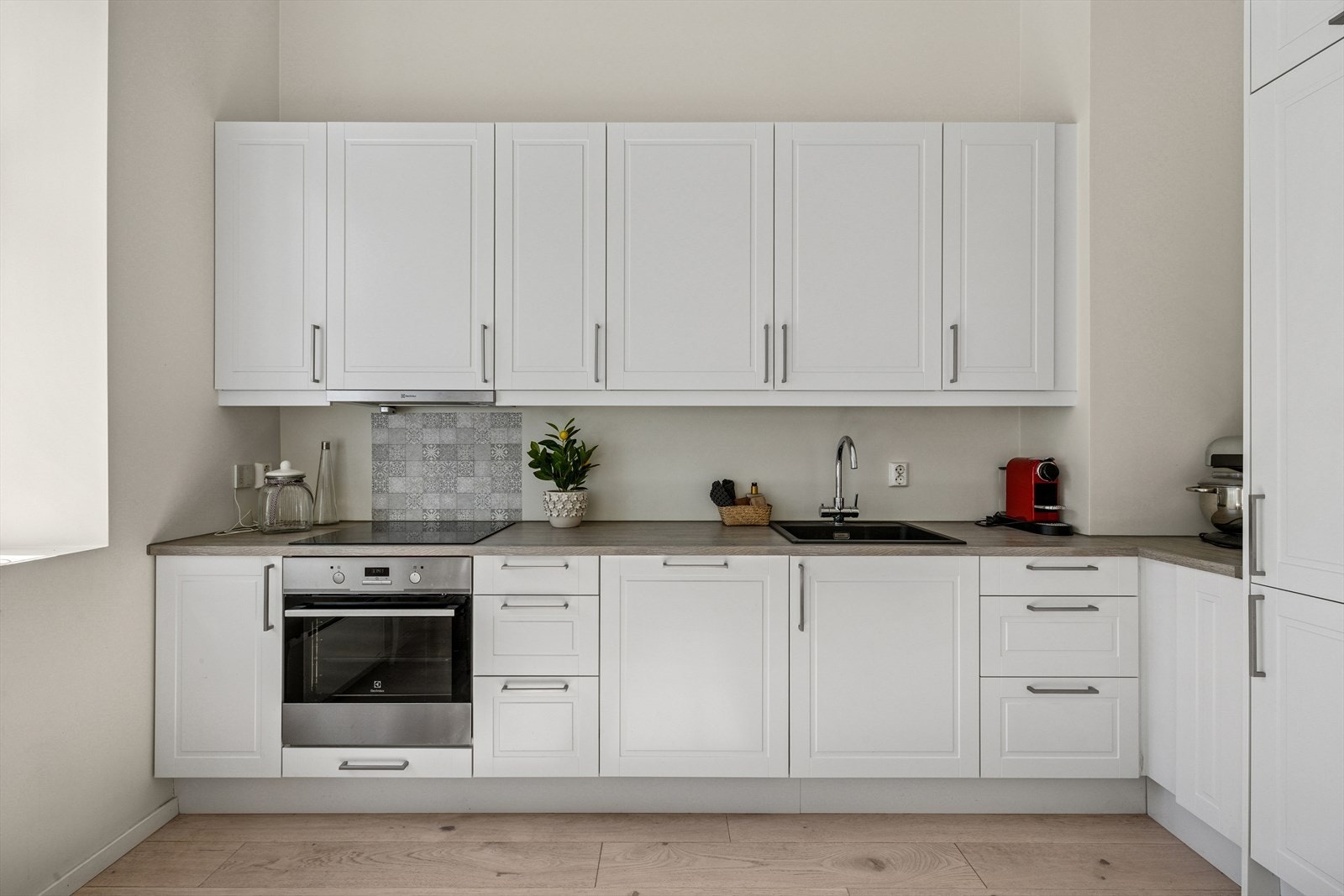 Kjøkkenet byr på rikelig med oppbevaringsplass, og er utstyrt med integrert komfyr og koketopp. Galleribilde