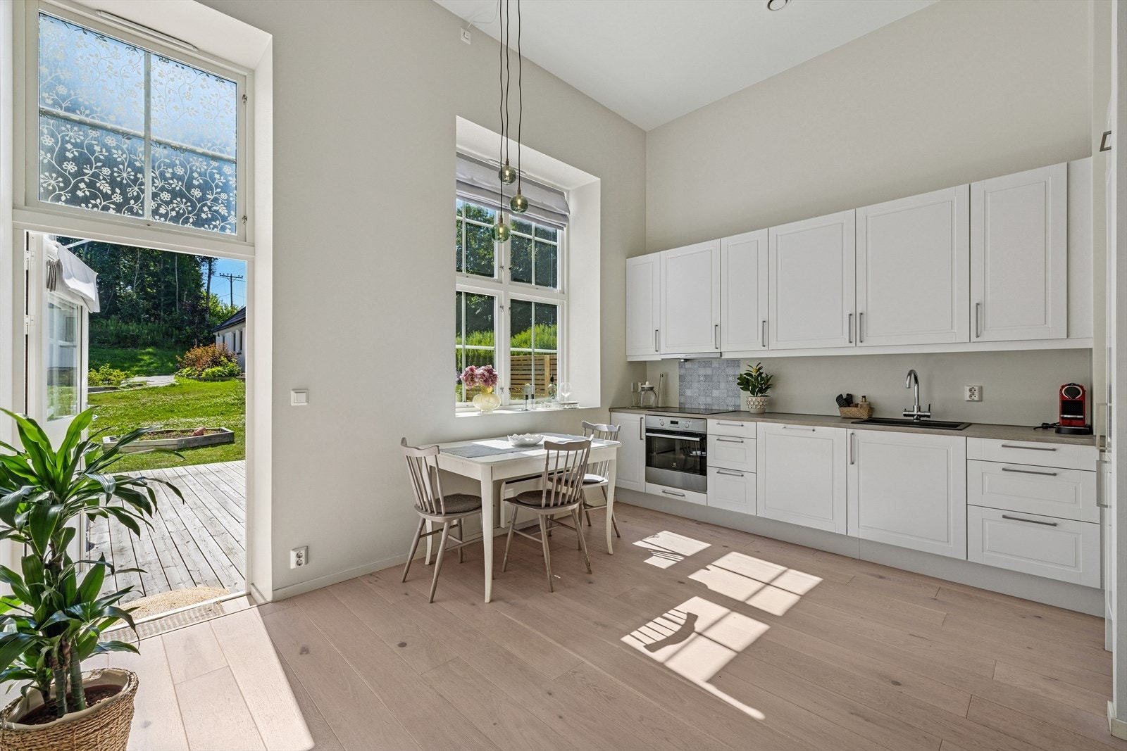 Kjøkkenet har åpen løsning mot stuen - kjøkkenet fremstår som både funksjonelt og innbydende. Galleribilde