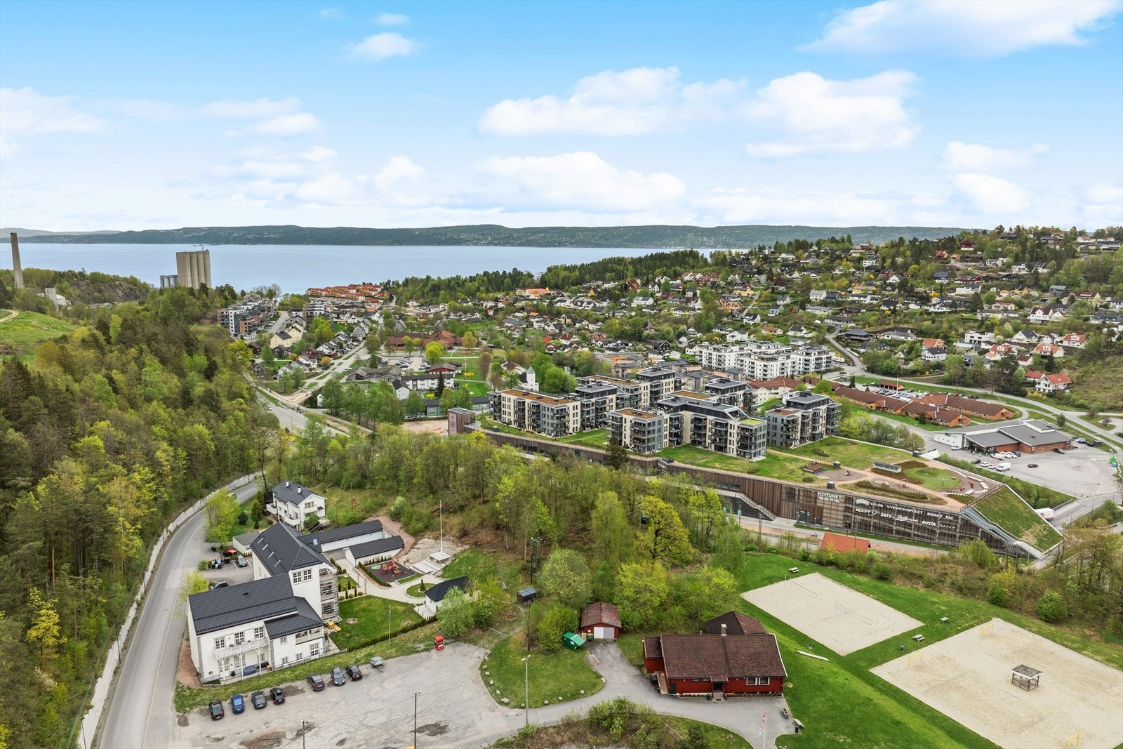 Kort gangavstand til offentlig kommunikasjon, skoler/bhg, handlesenter, Oslofjorden mm Galleribilde