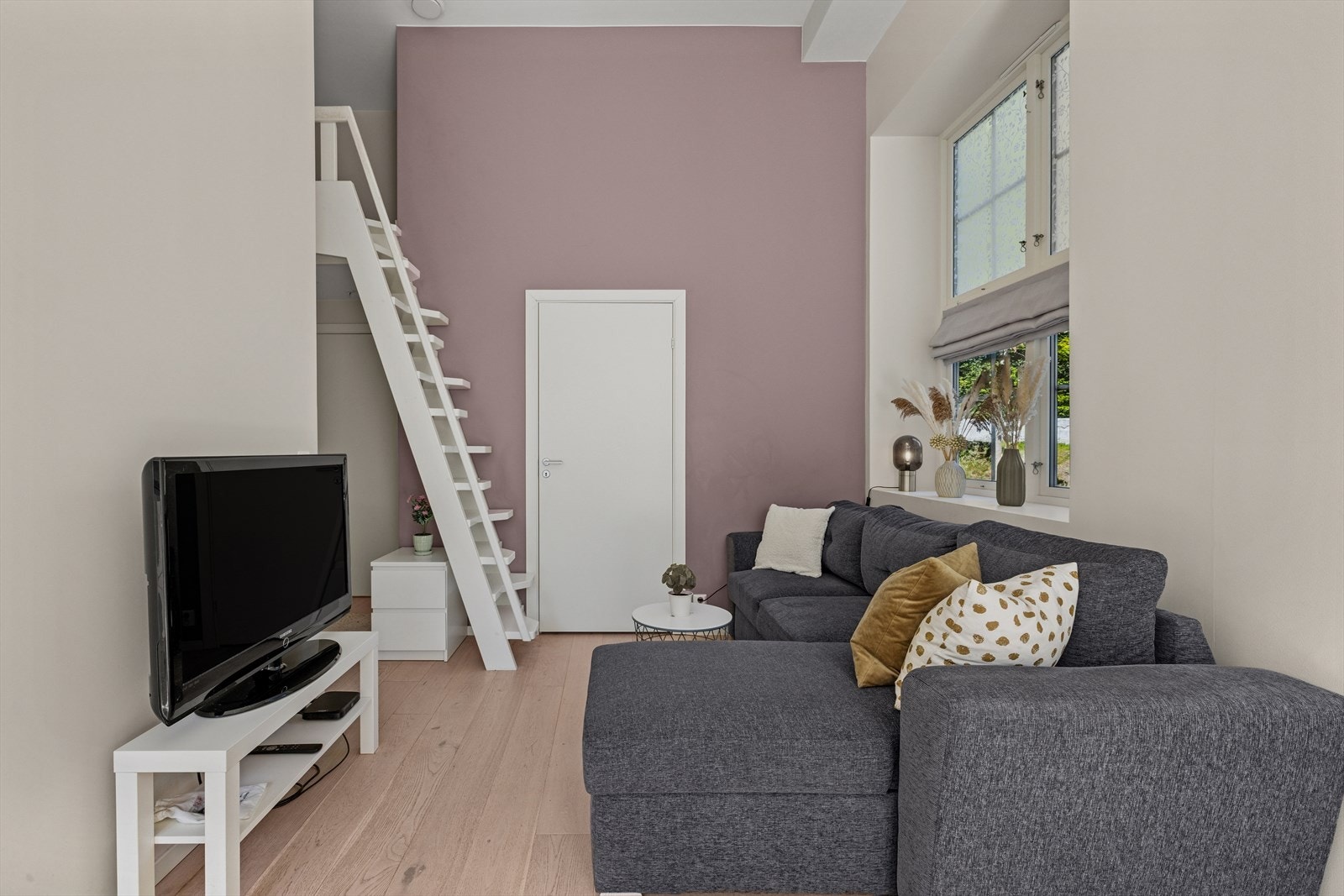 Fra stuen er det trapp opp til hemsen - en smart og fleksibel ekstra sone i leiligheten. Galleribilde