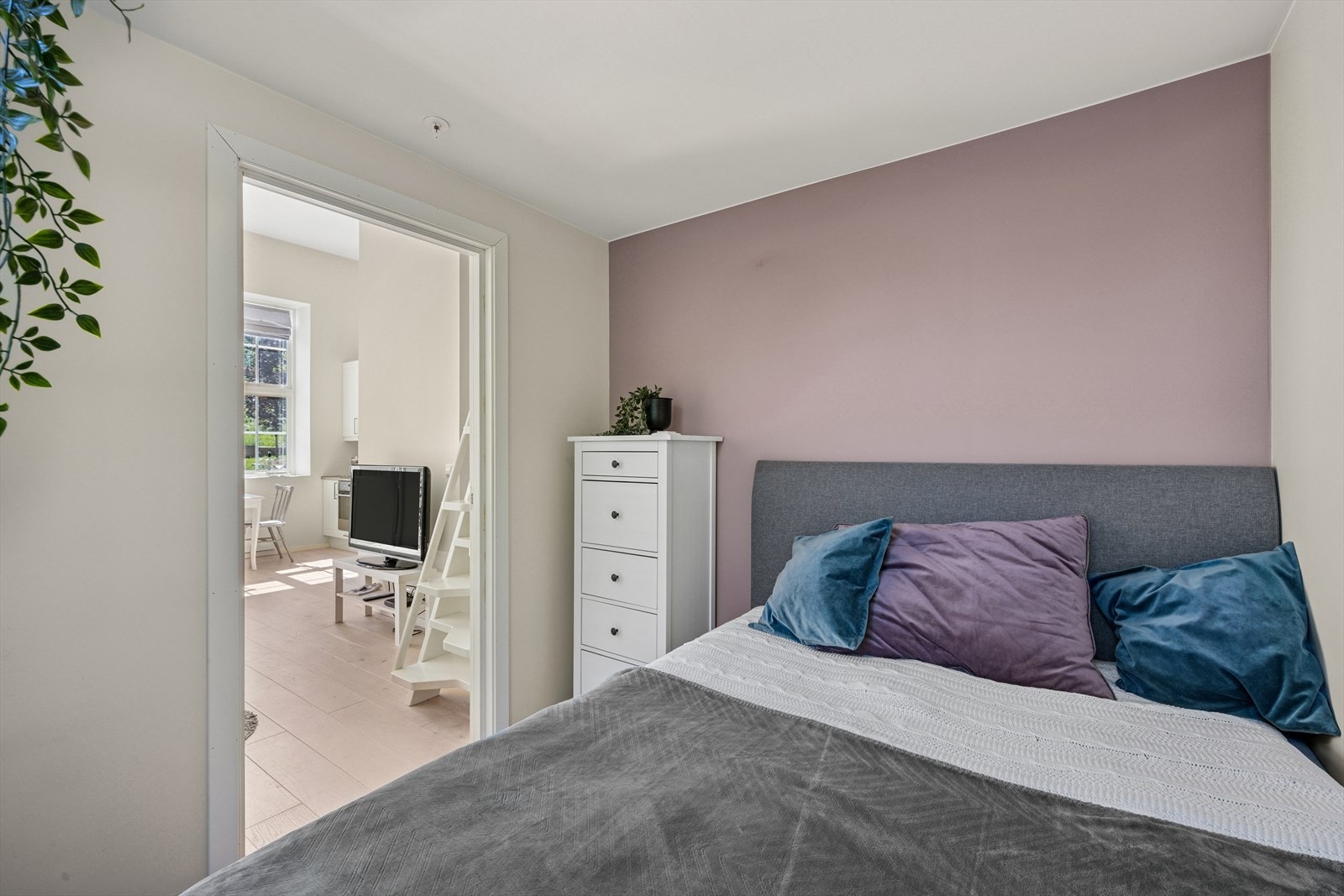 Leiligheten har et soverom med plass til seng, kommode og eventuelt stativ eller garderobeløsning for oppheng av klær. Galleribilde