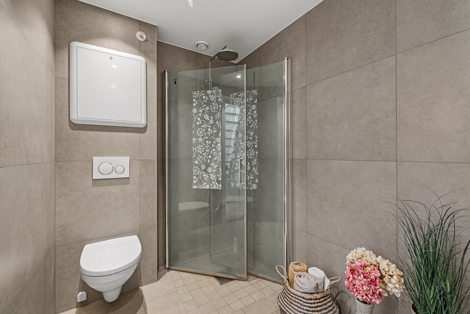 Flislagt baderom som fremstår praktisk og velholdt med gulvvarme. Galleribilde