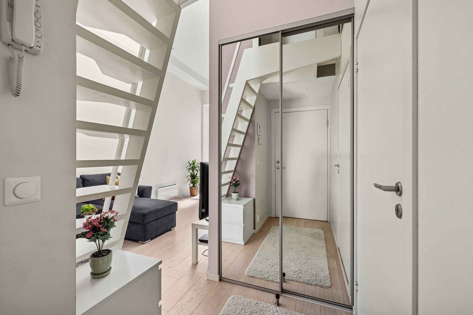 Gang med skyvedørsgarderobe i speil - praktisk og plassbesparende løsning. Galleribilde