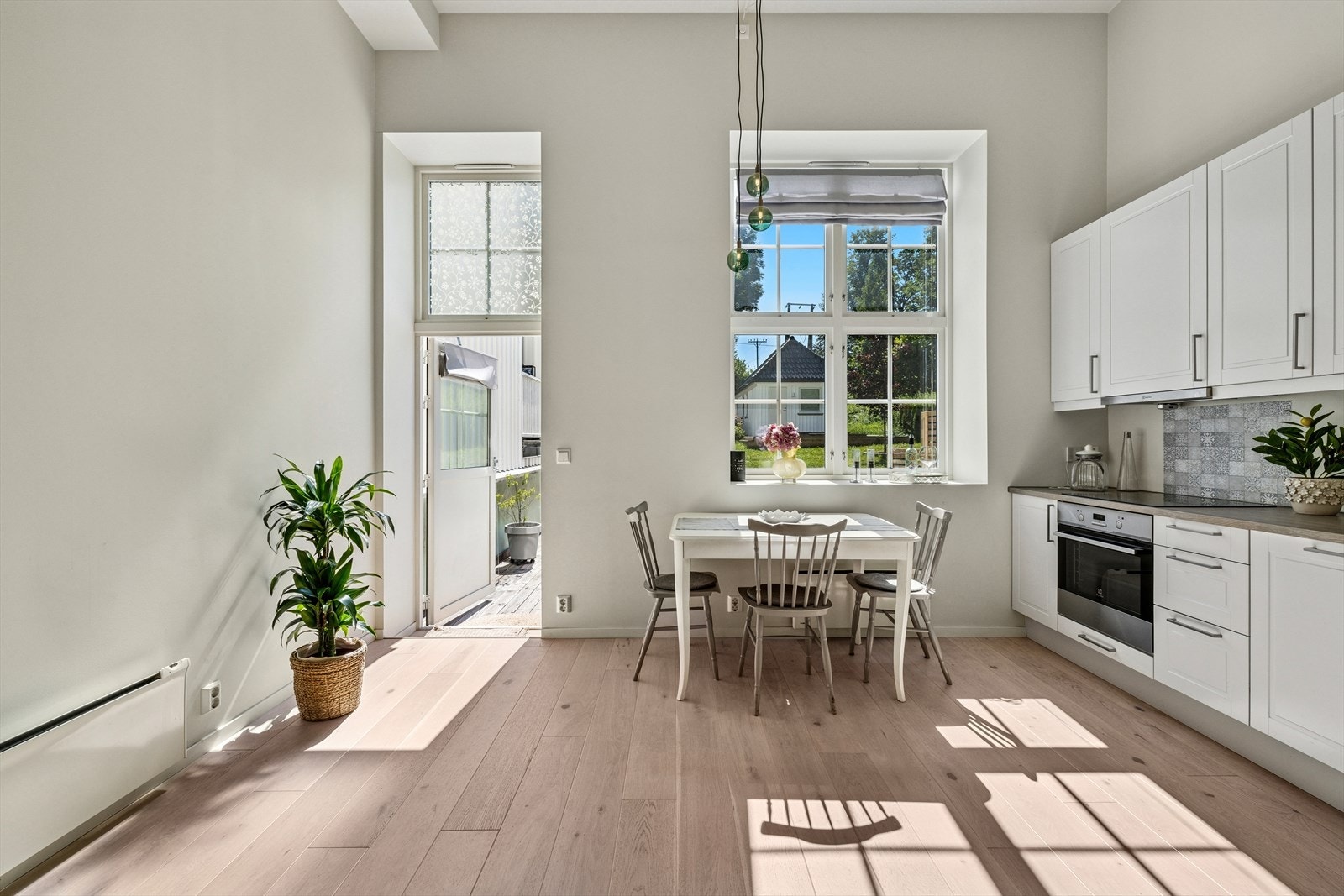 Fra kjøkkenet er det utgang til terrasse og felles uteområde. Galleribilde