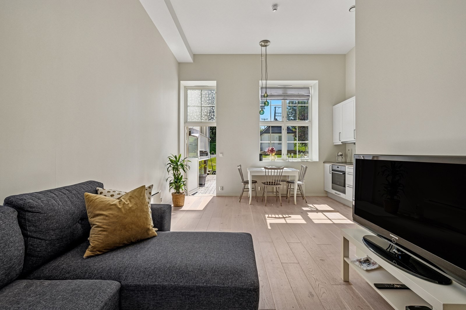 De store vindusflatene slipper inn rikelig med naturlig lys Galleribilde