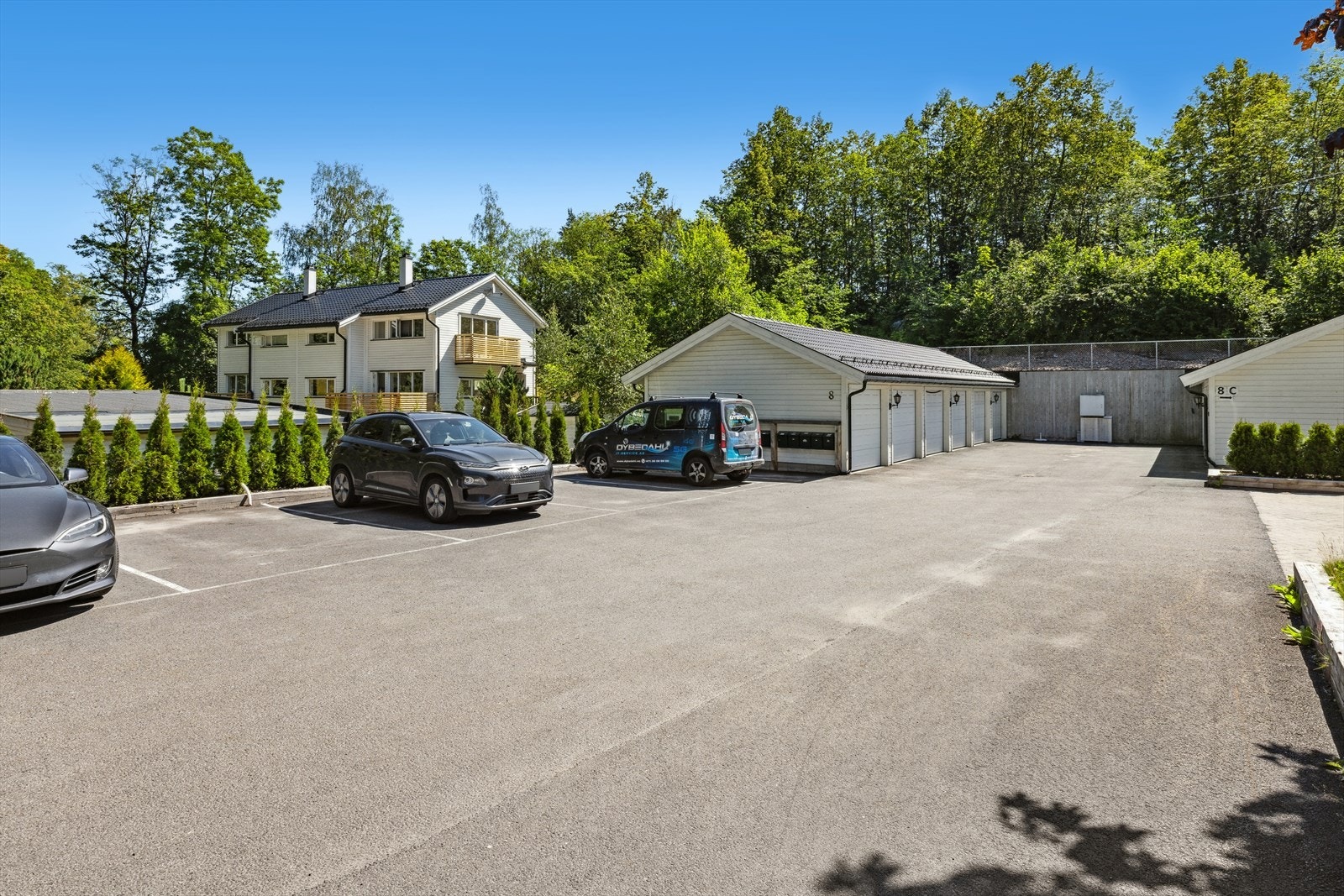 Fellesparkering for sameiet, hvorav en parkeringsplass følger leiligheten Galleribilde