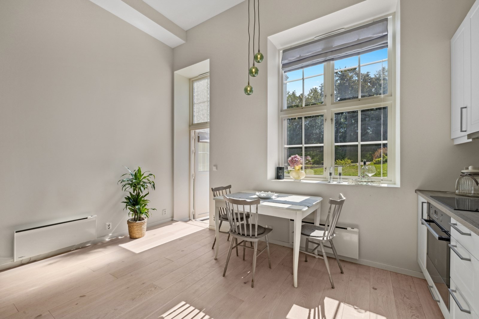 God plass til spisebord i tilknytning til stue og kjøkken. Galleribilde