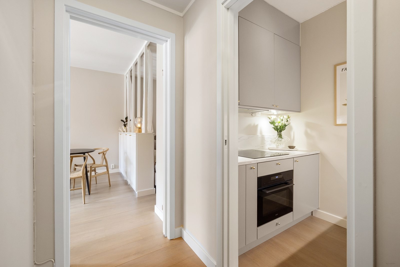 Nytt, separat og moderne kjøkken med plass til det man trenger. Galleribilde