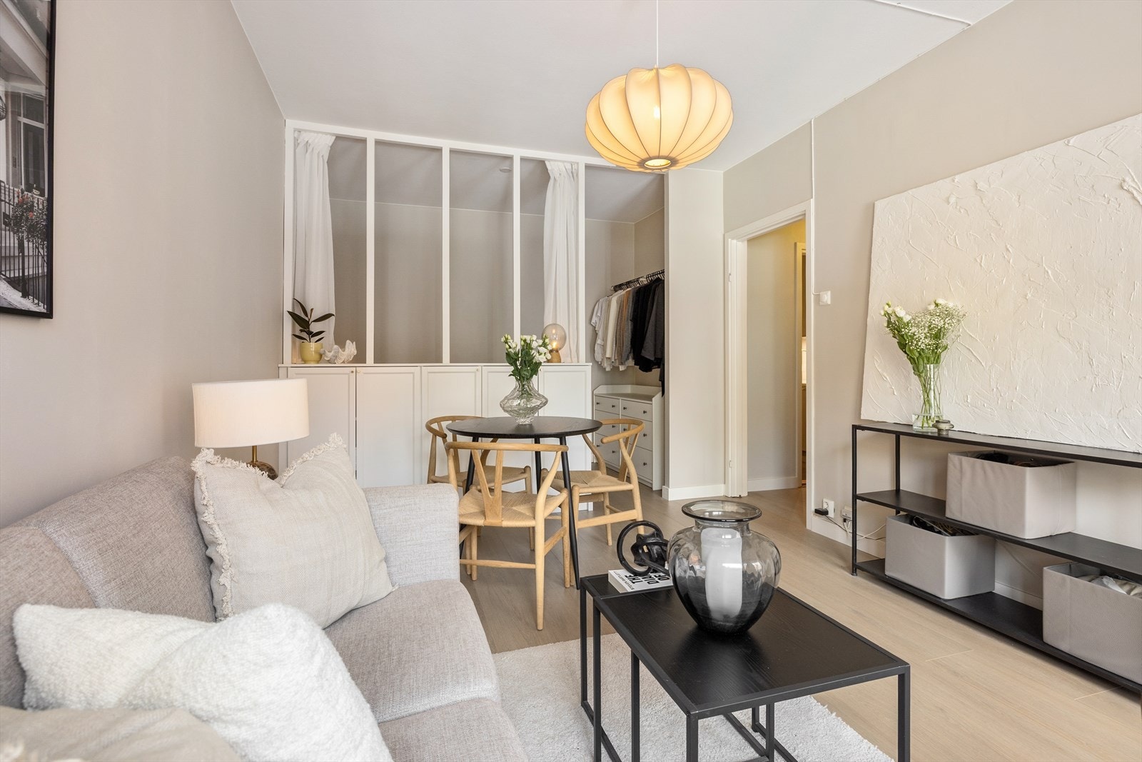 Leiligheten har tidsriktige og stilrene overflater som ble pusset opp i 2024. Det kan nevnes pent gulv, nye lister og hele leiligheten ble malt i en behagelig fargepalett. Galleribilde