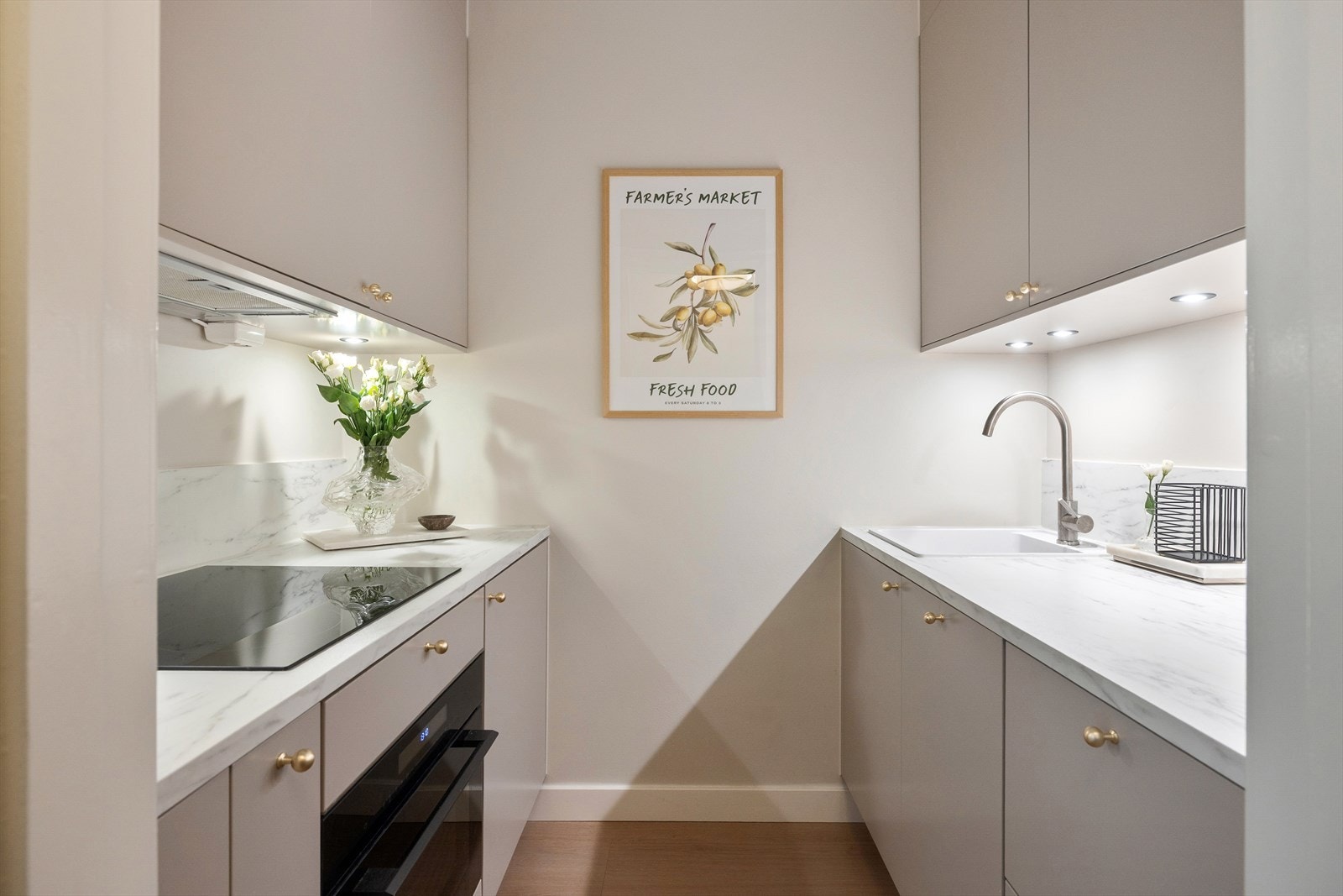 Tidsriktig innredning fra Epoq (2024) med glatte fronter og benkeplate i laminat. Galleribilde