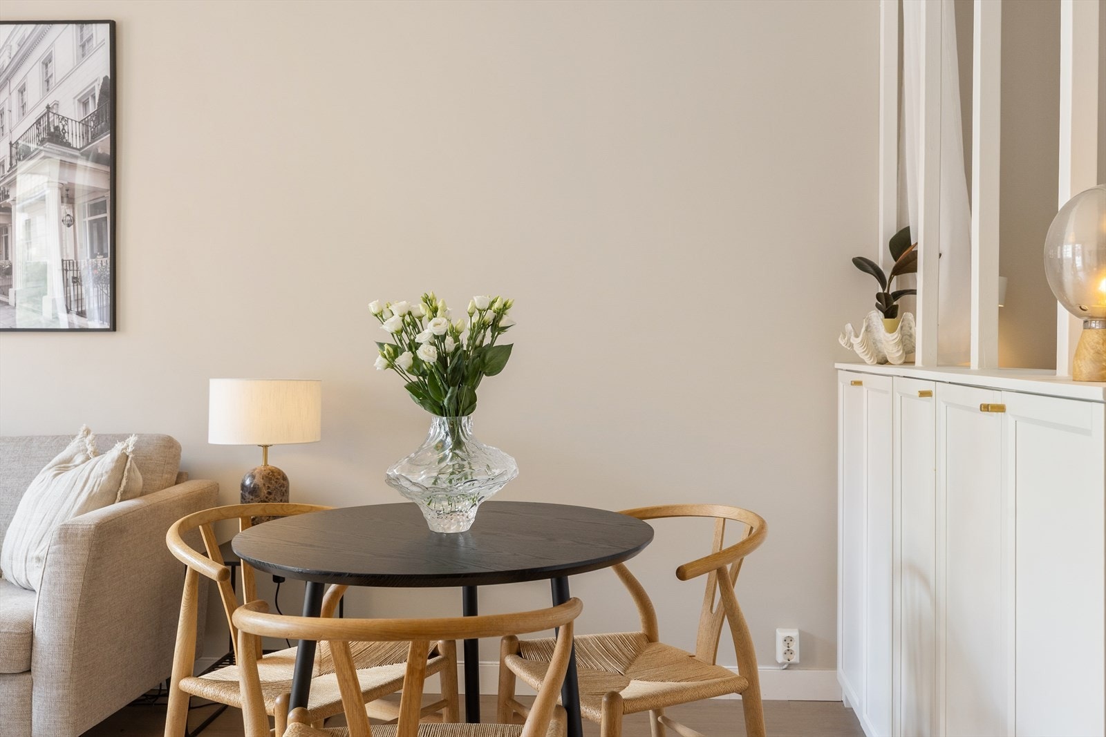 Stuen har en praktisk utforming med plass til både sofakrok og spiseplass. Galleribilde