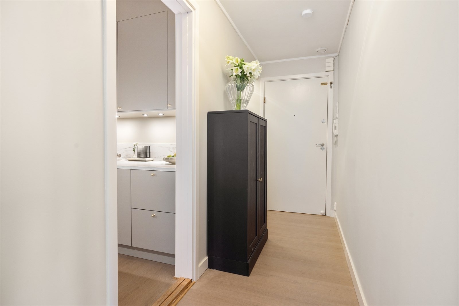 Gangen sikrer god flyt i leiligheten. Galleribilde