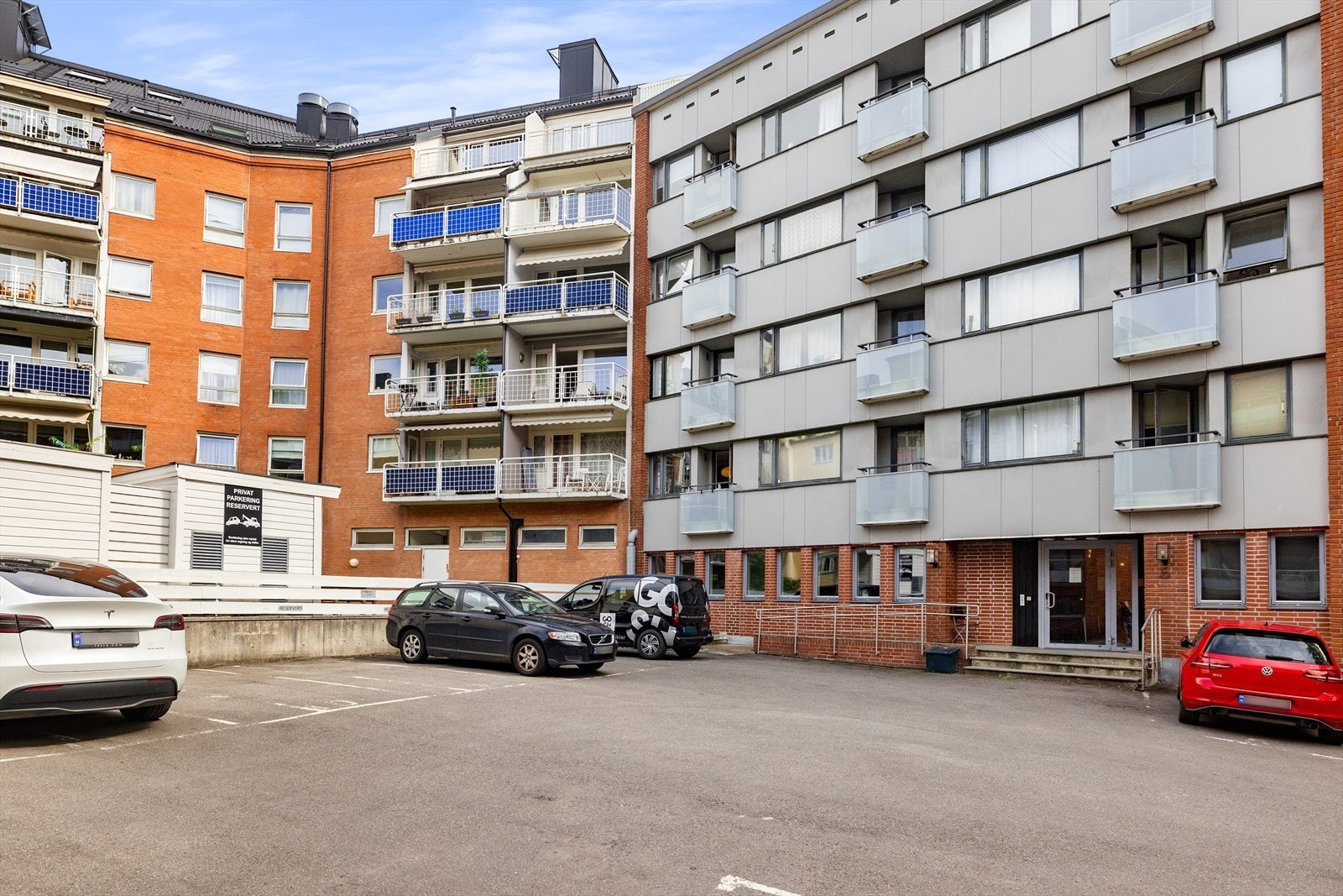 Sameiet har 15 parkeringsplasser som leies ut etter ansiennitet. Galleribilde