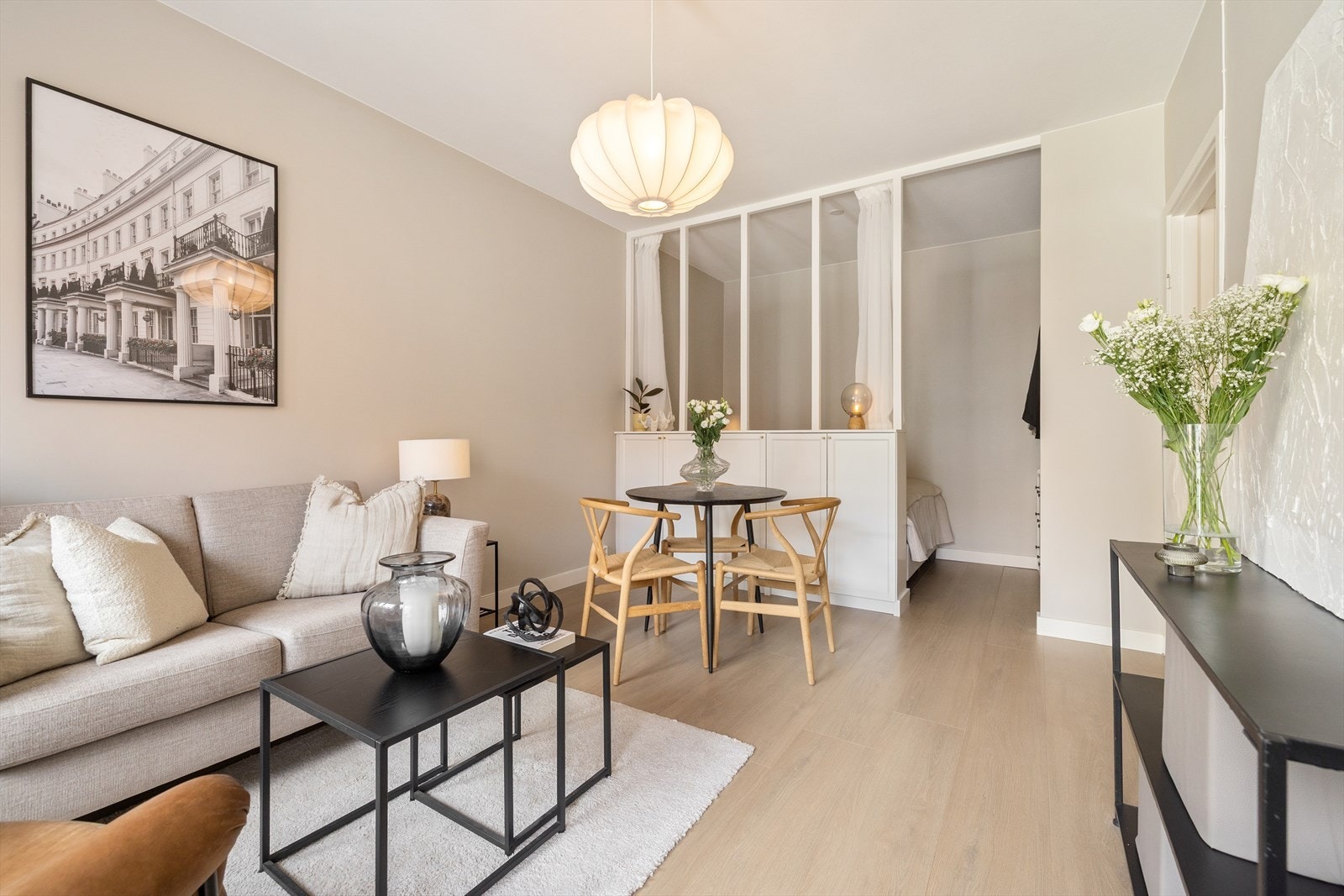 I stuen er takhøyden oppmålt til 2,63 meter som kombinert med store vindusflater sikrer en luftig og god romfølelse. Galleribilde