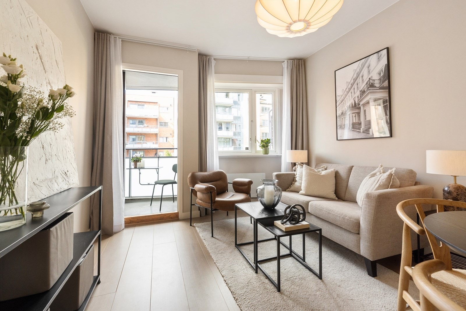 Lekker, innbydende og nyoppusset selveier med ettertraktet beliggenhet i en rolig gate på Majorstuen. Her bor du midt i smørøyet, men likevel rolig. Galleribilde