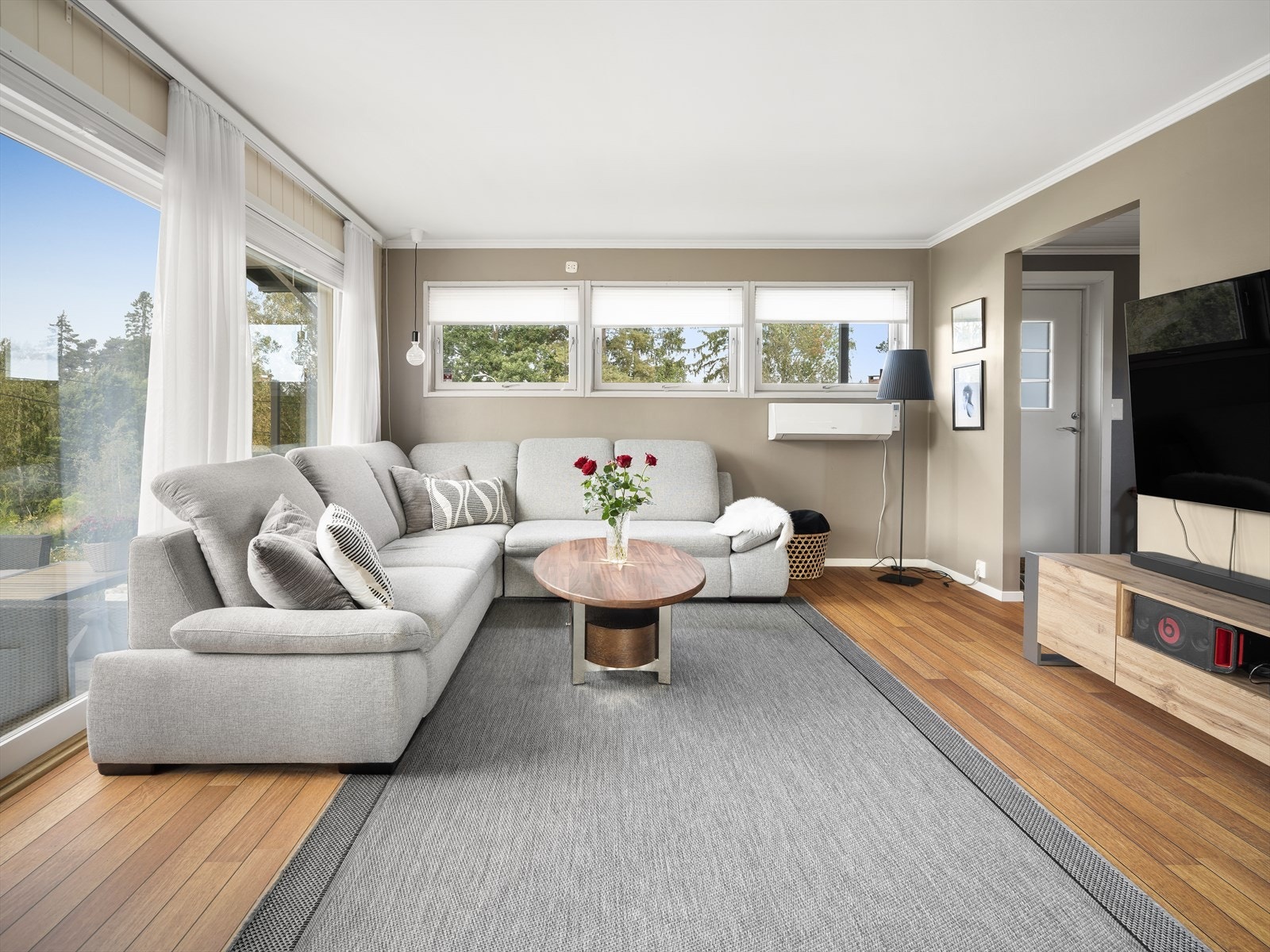 Flere vindusflater slipper mye naturlig lys inn i rommet. Galleribilde