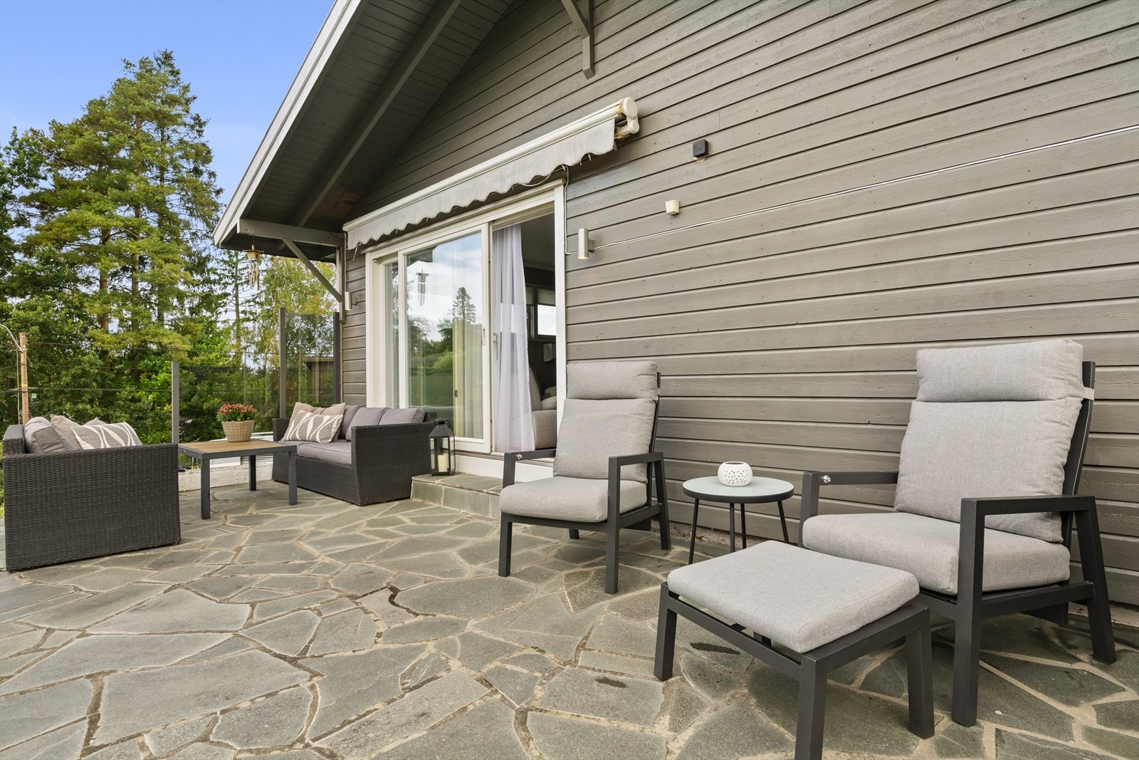 På terrassen er det plass til flere utemøbelgrupper. Galleribilde