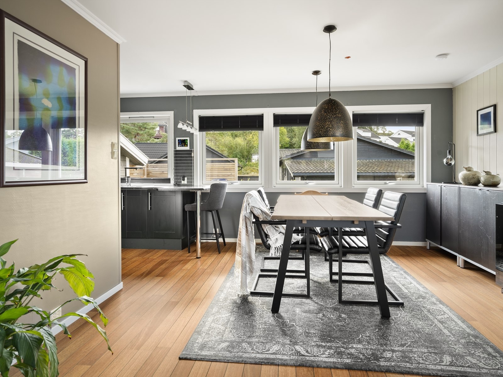 Spisestuen er plassert like ved kjøkkenet. Galleribilde