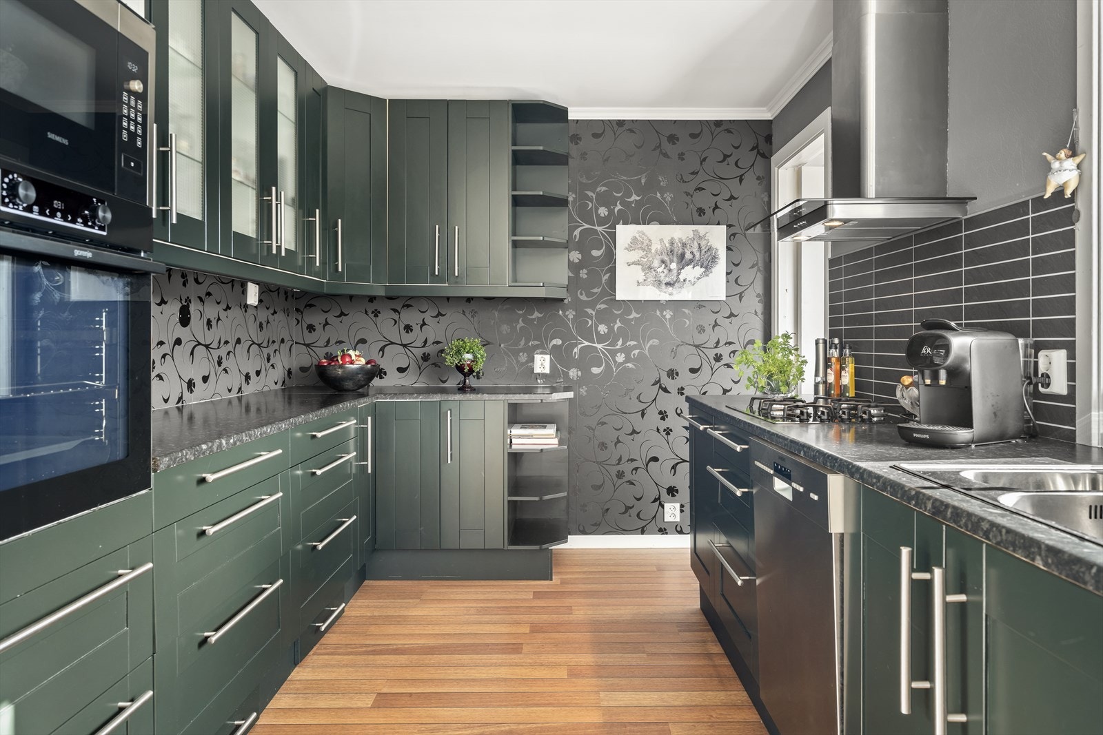 Kjøkkenet har godt med skap/-skuffer for oppbevaring. Galleribilde