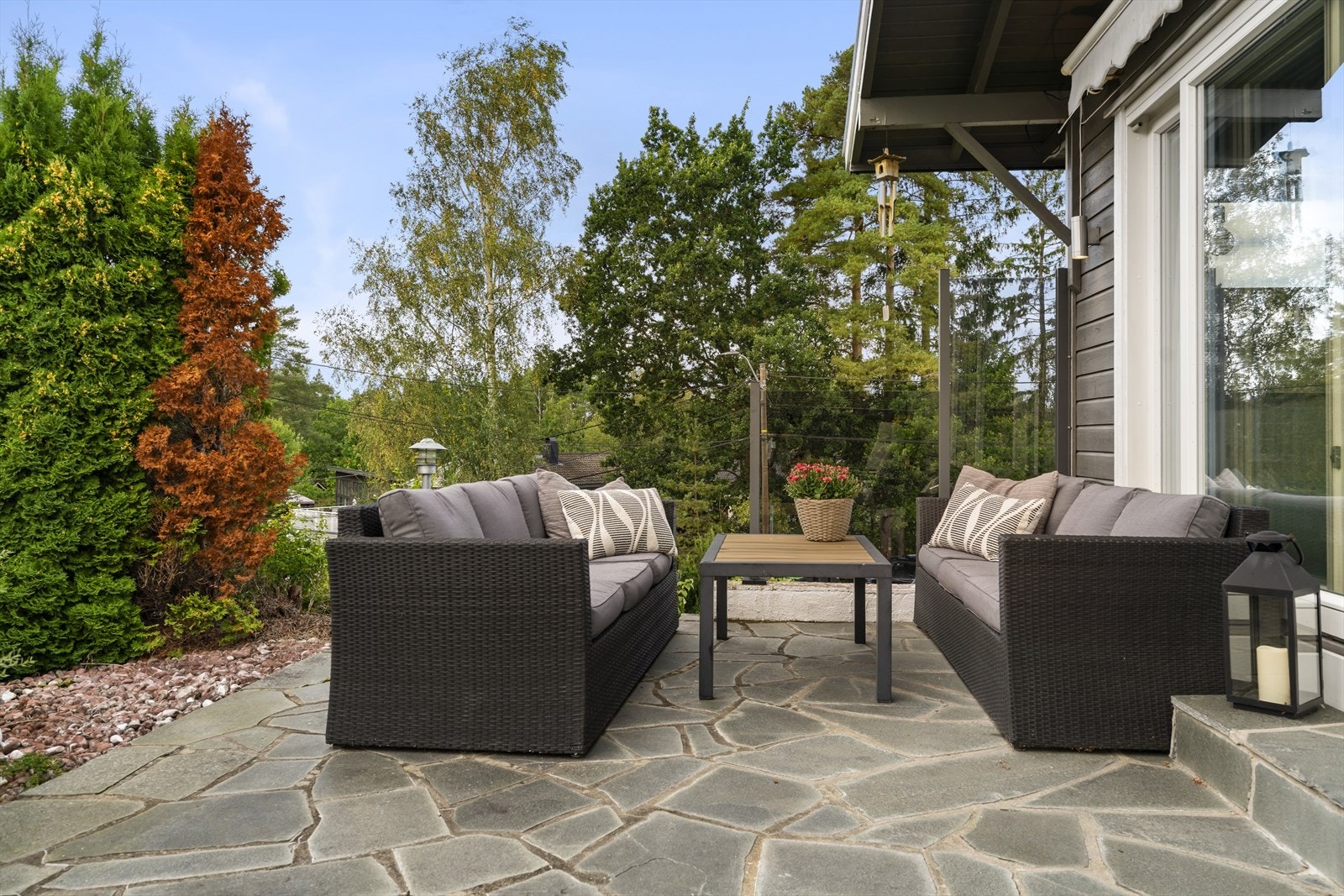 Solrik terrasse. Galleribilde