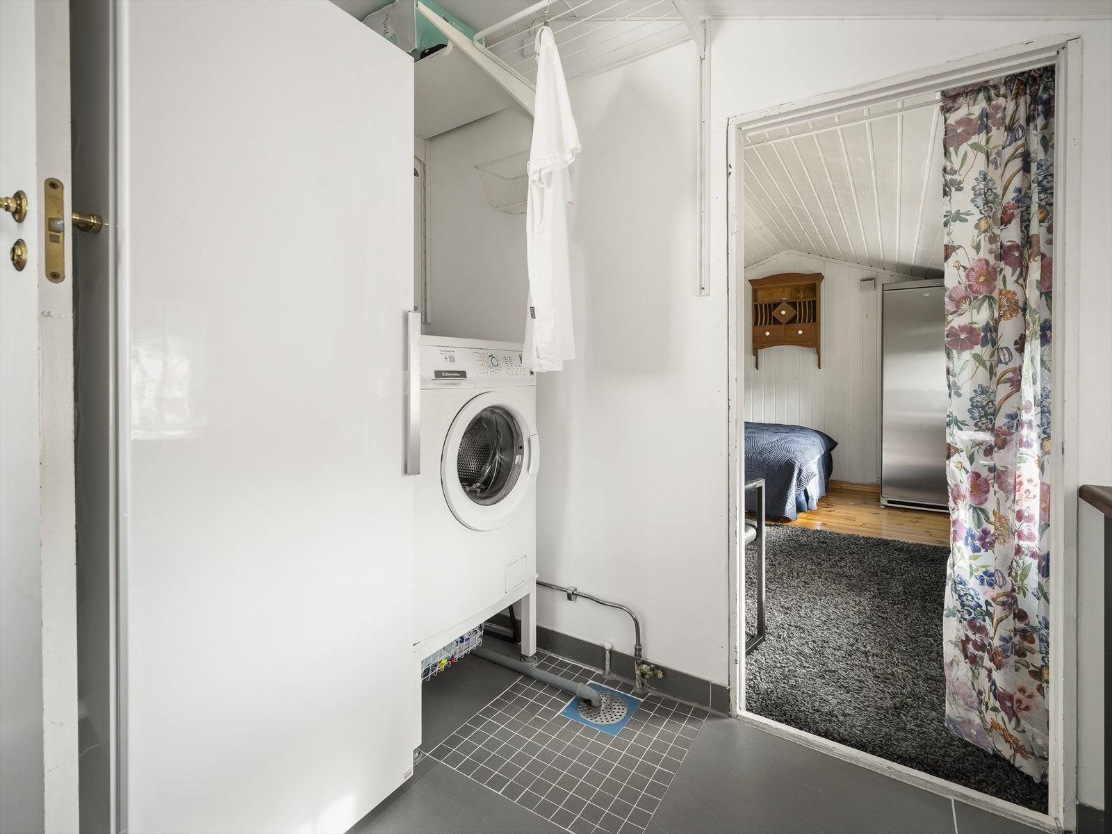 Vaskerom har opplegg for vaskemaskin. Galleribilde