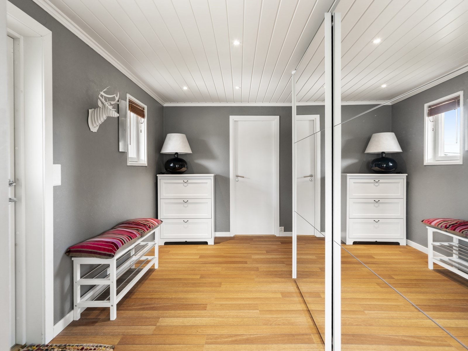 I entrè er det skyvedørsgarderobe med speil i dører. Galleribilde