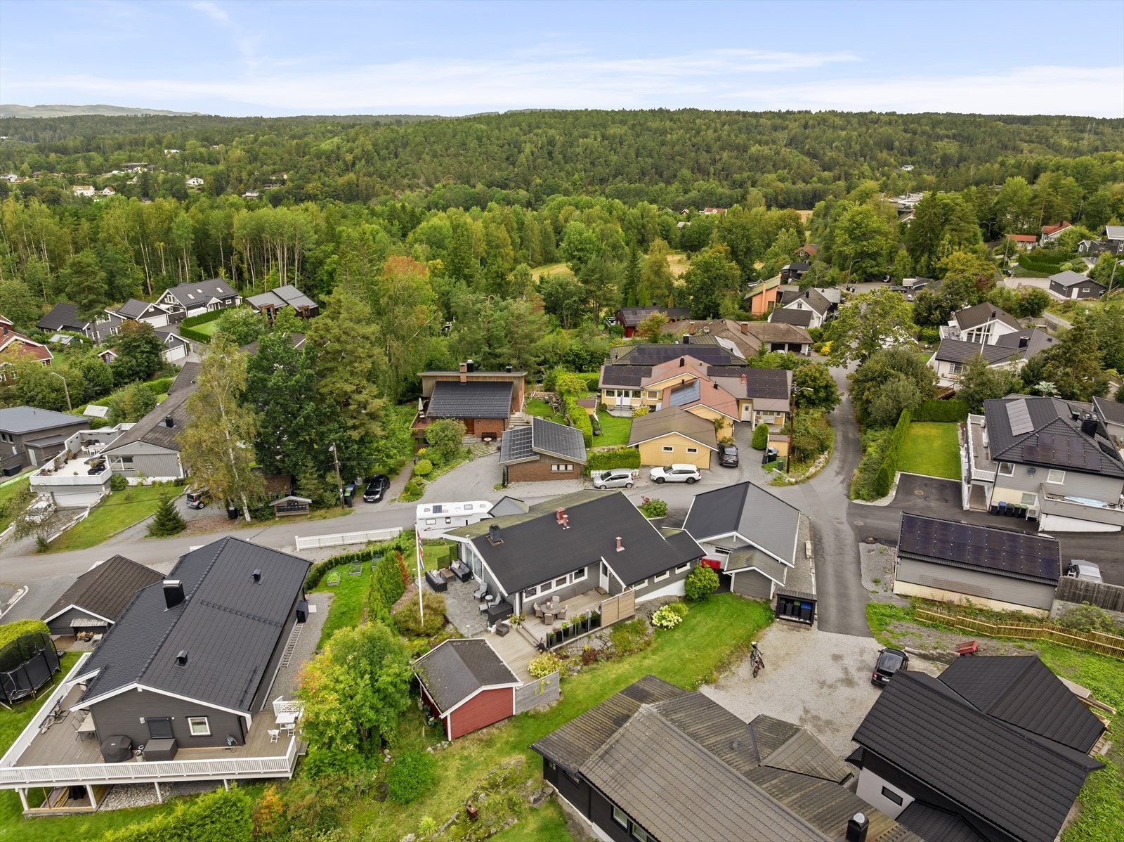 Området rundt består av frittliggende eneboliger. Galleribilde