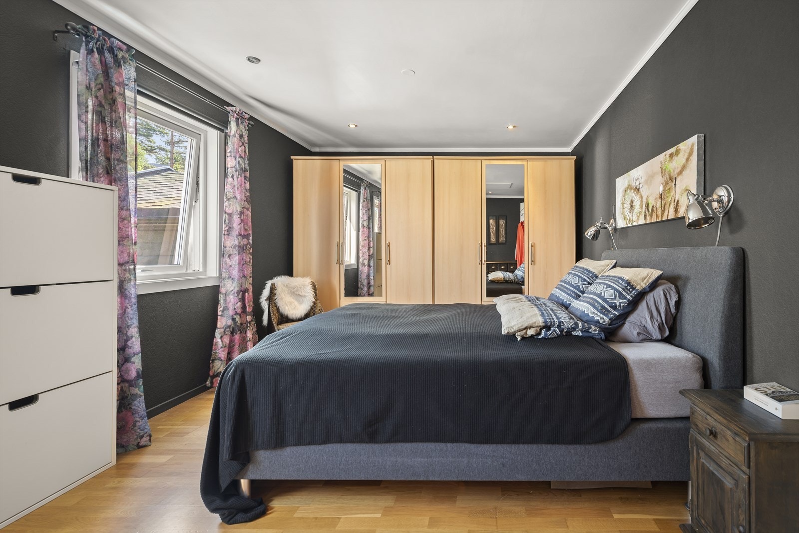 Soverom (1) har god plass til dobbeltseng med nattbord. Garderobeskap. Galleribilde