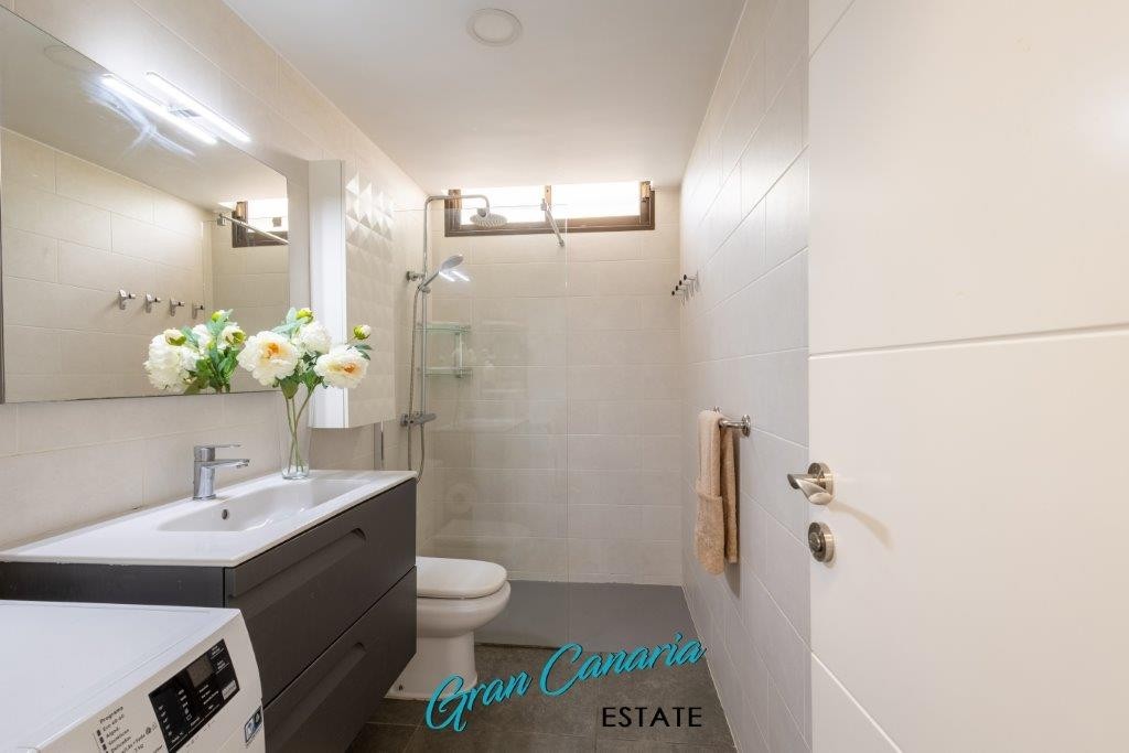 Moderne bad med stor dusj Galleribilde