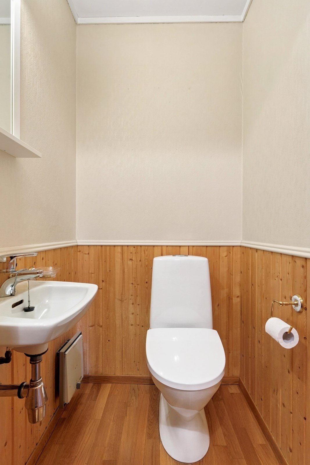 Separat toalettrom med adkomst fra entreen. Galleribilde