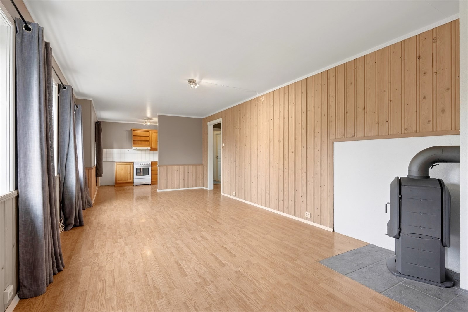 Utleieleiligheten oppleves som attraktiv med romslig stueplass i åpen løsning mot kjøkkenet. Galleribilde