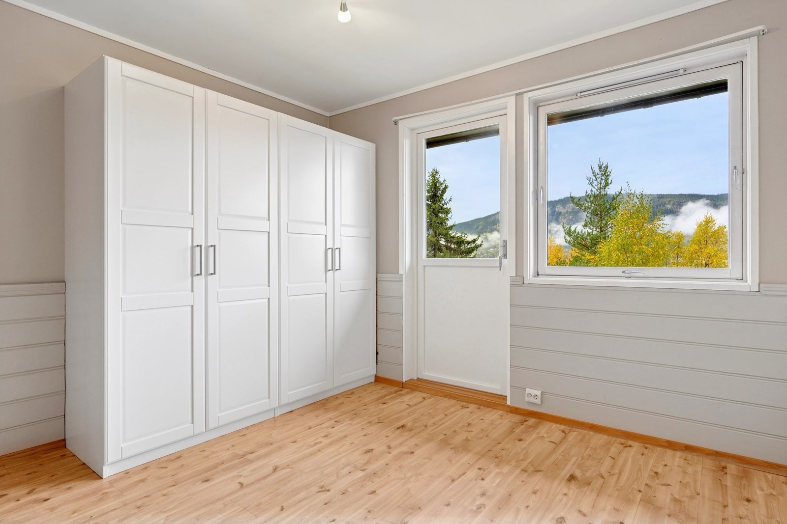 Fra soverom 1 er det utgang til egen balkong med utsikt mot flotte naturskjønne omgivelser. Galleribilde